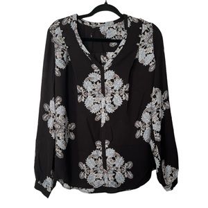 •size M • printed blouse •flowy •work attire •casual •abstract